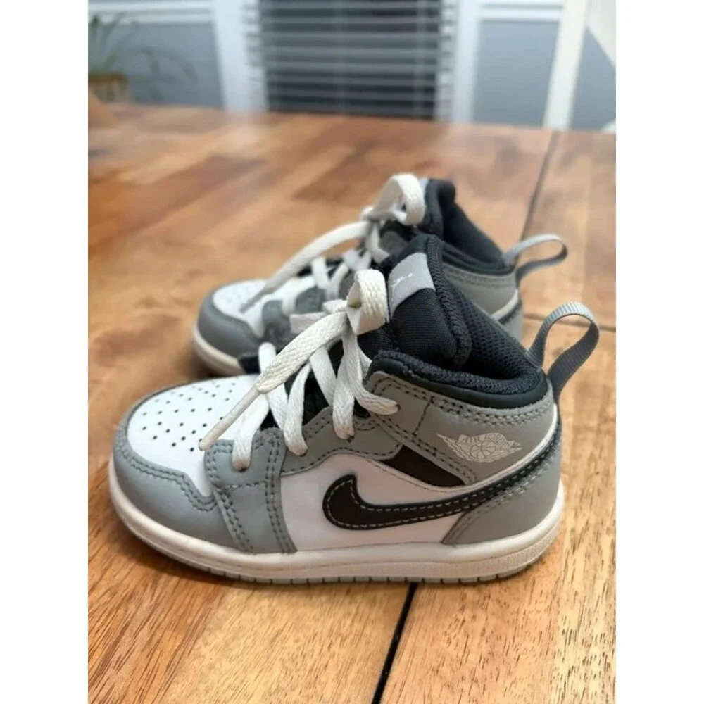 Jordan 1 Boys' High Top Sneakers Gray White Leather Upper Lace Up Logo Size 7C